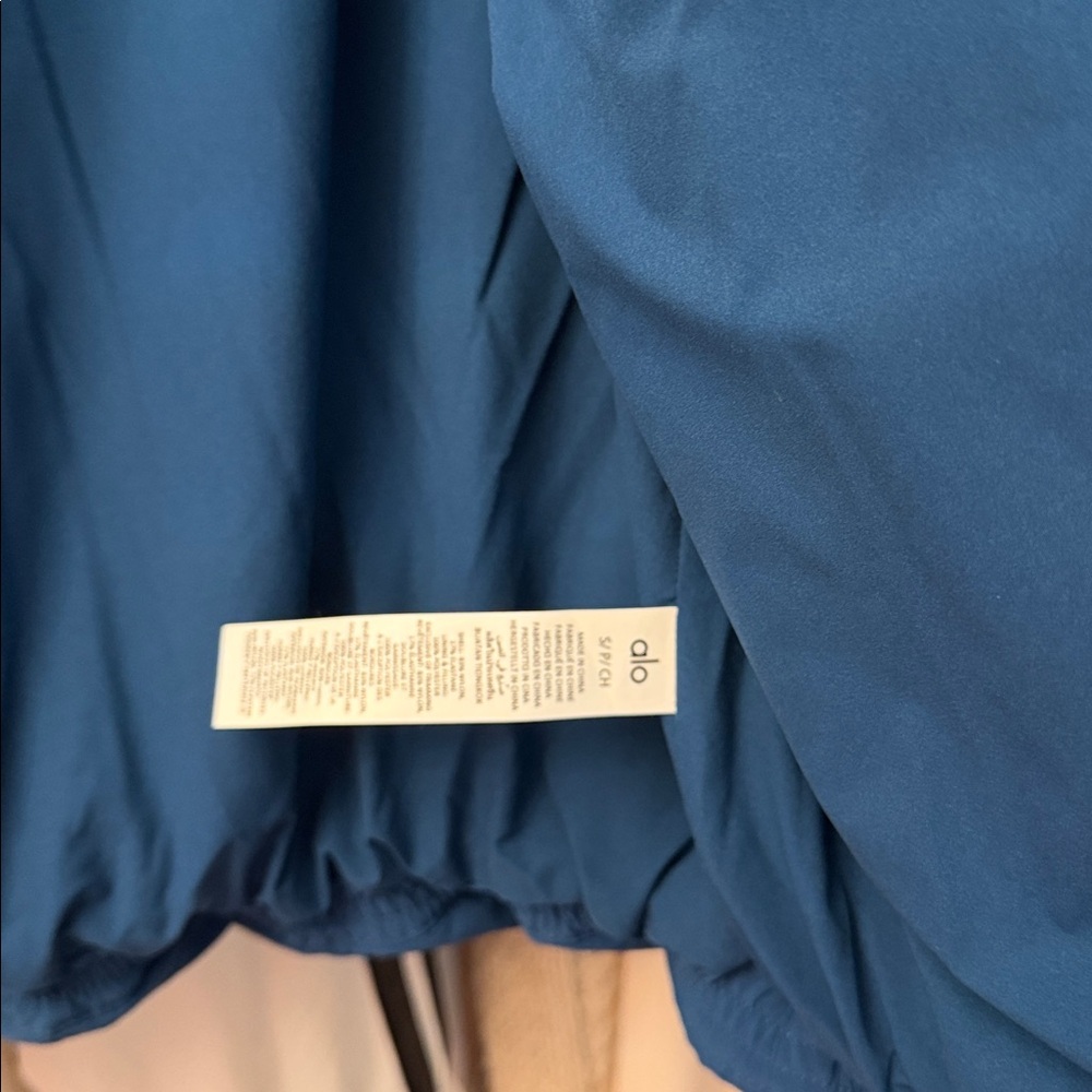 ALO Yoga Men's Blue Puffer Jacket - Picture 9 of 10